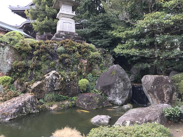 妙厳寺庭園の滝